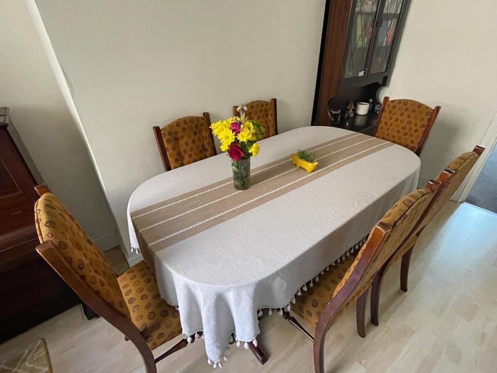 Room In Family Home Near Penny Lane Ливърпул Екстериор снимка