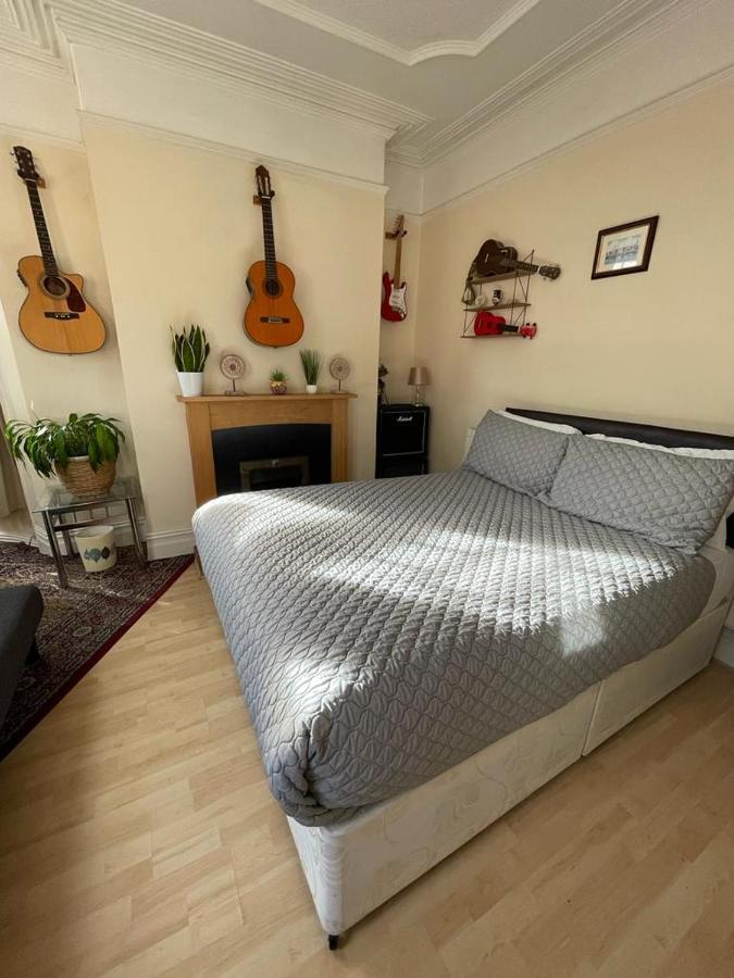 Room In Family Home Near Penny Lane Ливърпул Екстериор снимка