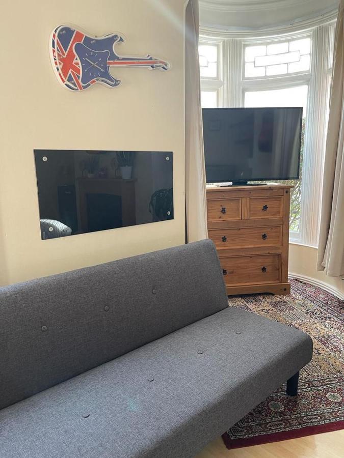 Room In Family Home Near Penny Lane Ливърпул Екстериор снимка