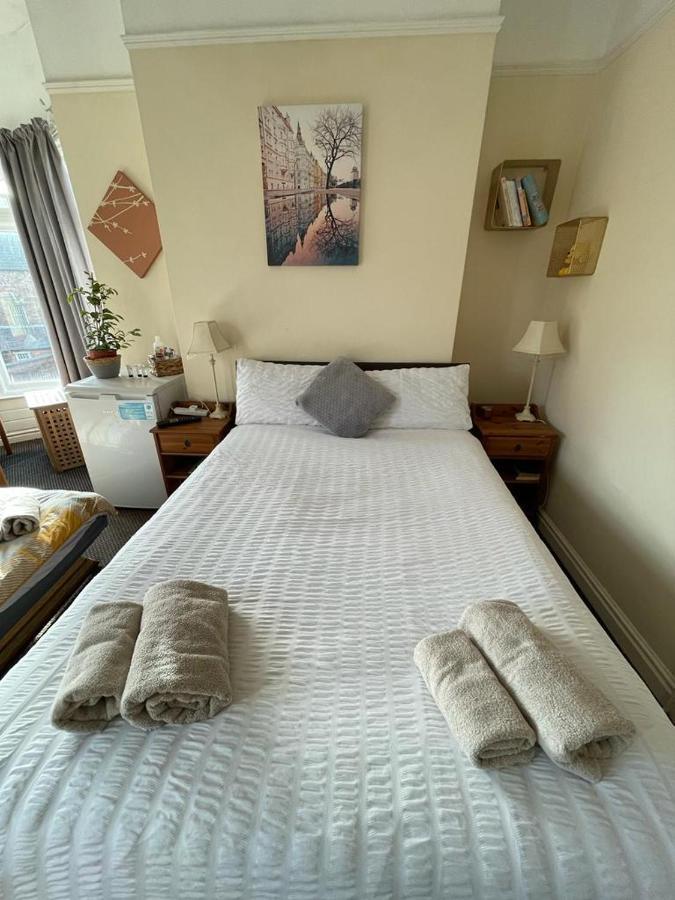 Room In Family Home Near Penny Lane Ливърпул Екстериор снимка