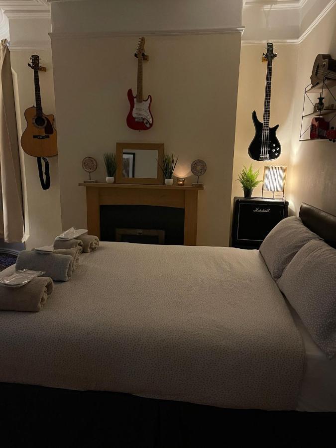 Room In Family Home Near Penny Lane Ливърпул Екстериор снимка